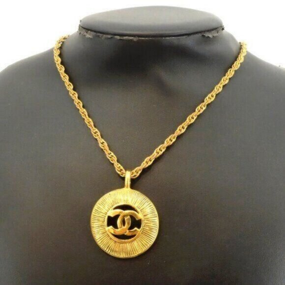 Authentic CHANEL CC Vintage 24K Gold Plated Necklace Chain Medallion Pendant - Picture 1 of 8